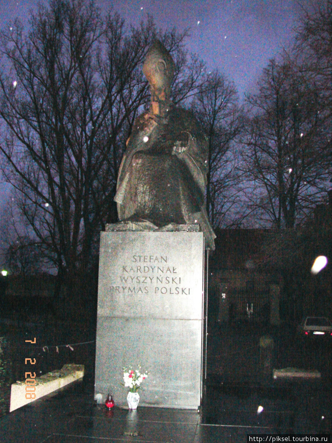 Памятник кардиналу польскому Стефану Вышинскому. Опять снег! Варшава, Польша