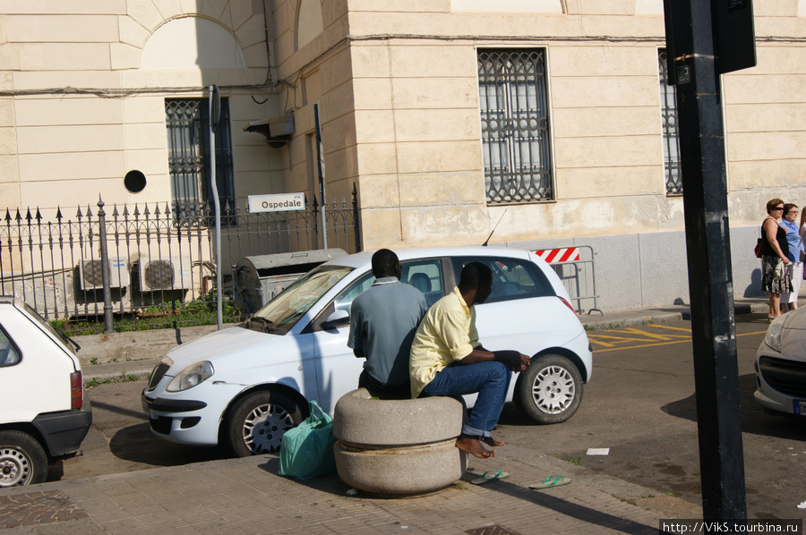 Безработные африканцы. Кальяри, Италия