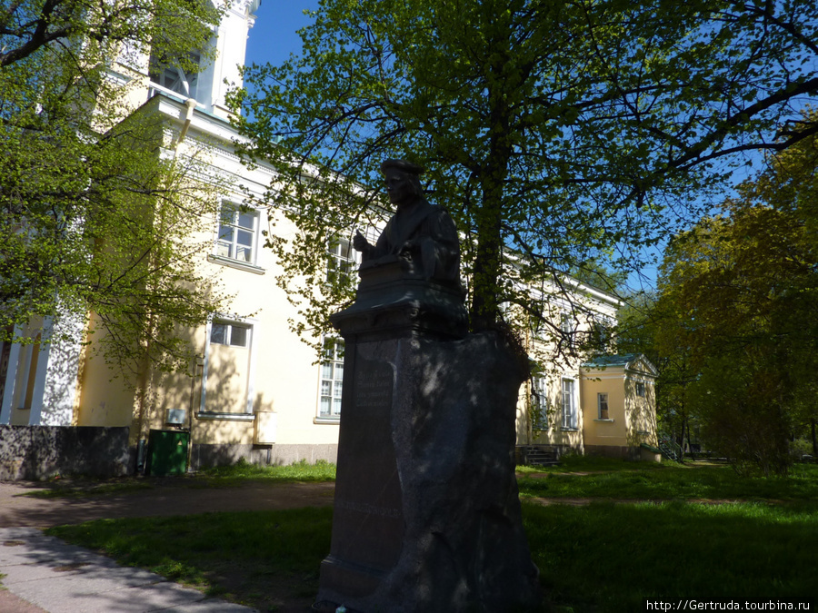 Памятник Микаэлю Агриколе — просветителю и переводчику библии на финский язык. Выборг, Россия