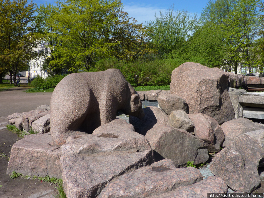 Медведь наводопое? — скульптура перед кирхой. Выборг, Россия