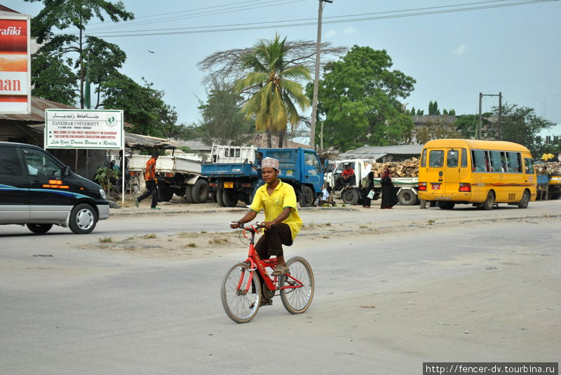 А велосипед — основное средство передвижения местных Остров Занзибар, Танзания
