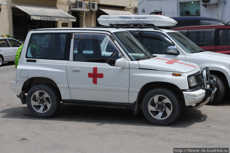 Машины скорой помощи обозначают красным скотчем Остров Занзибар, Танзания