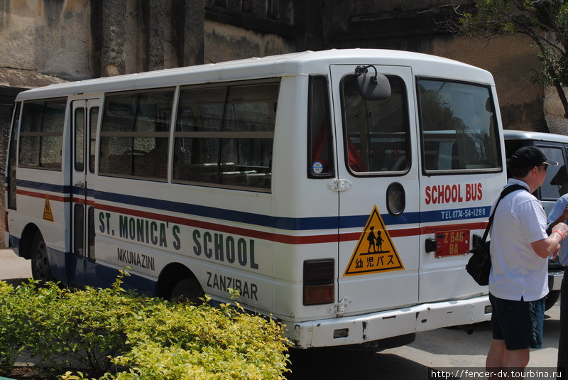Здесь даже школьный автобусы встречаются Остров Занзибар, Танзания
