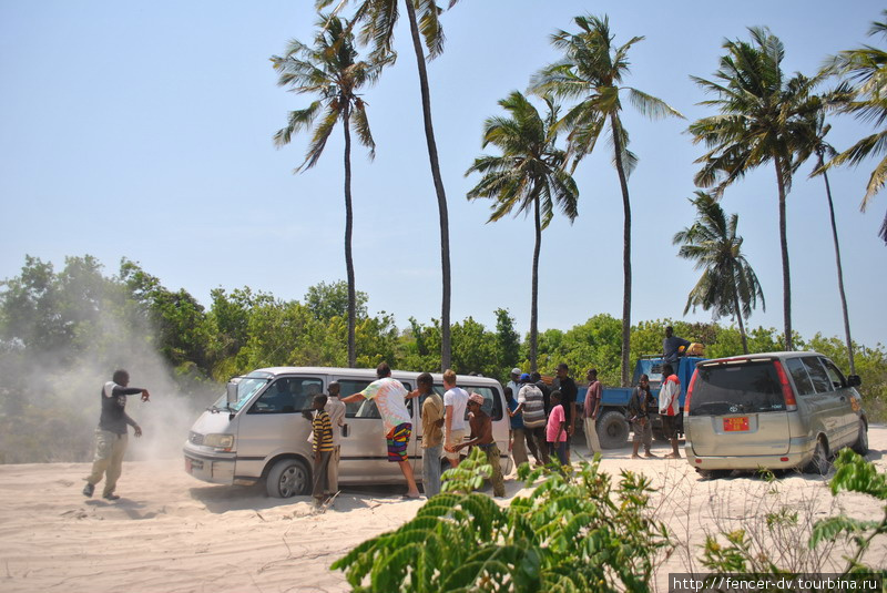 Застрявших местные охотно выталкивают из песка Остров Занзибар, Танзания