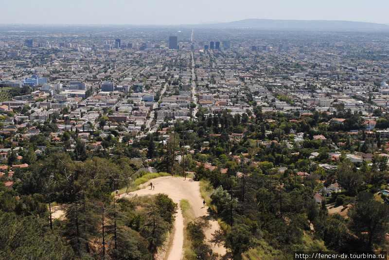 С этого холмика открывается наверное лучший вид на Лос-Анджелес Лос-Анжелес, CША