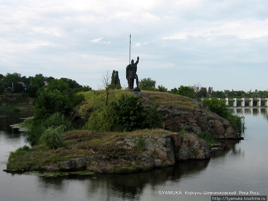 На гранитном Зеленом острове  поставлен памятник летописному жителю Корсуня — Росичу — памятник-символ славянскому племени, памятник-символ Киевской Руси.
