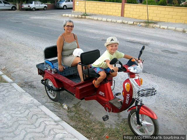 Скутер турция. Трехместный скутер. Мопед в Турции. Трёхколёсный скутер в Турции. Трехколесный мопед в Турции.