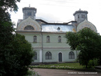 Бывший дворец Лопухиных-Демидовых. На первом этаже здания теперь расположен музей Корсунь-Шевченковской битвы. На втором — администрация заповедника.