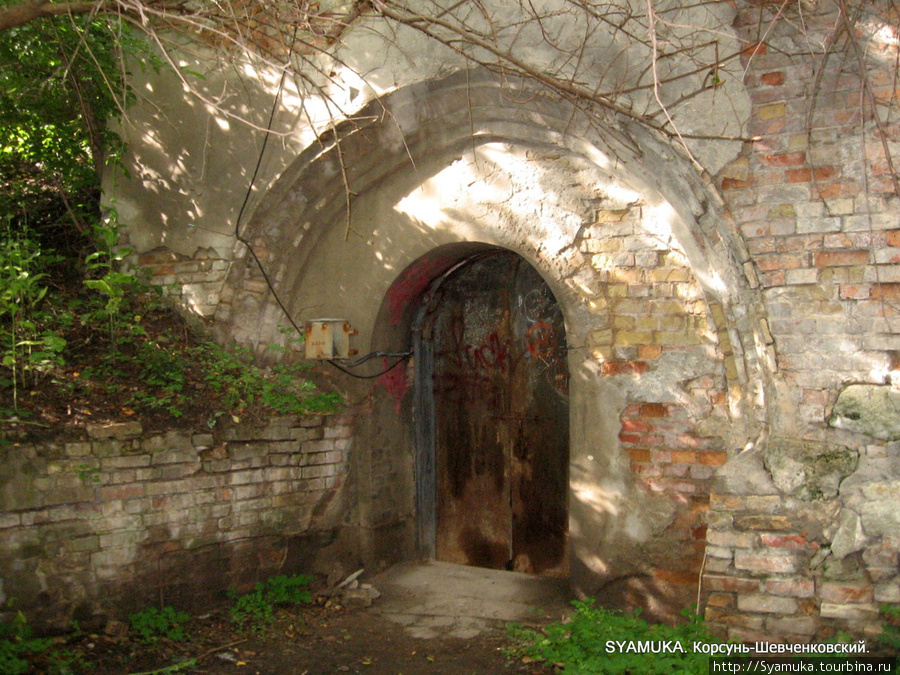 Вход в подземелье замка. Корсунь-Шевченковский, Украина