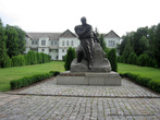 Памятник Т. Г. Шевченку поставлен перед Въездными воротами. За памятником — флигель. В нем находится Художественный музей.