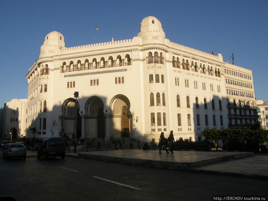 Главпочтамт. Занесён в одну из главных достопримечательностей города. Алжир, Алжир