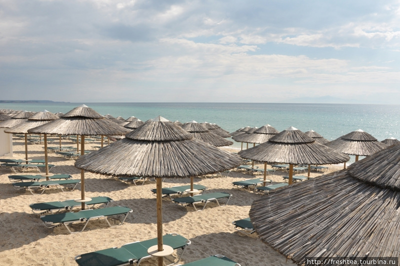 Пляжи на Кассандре — песчаные, в отличие от большинства критских, галечных. А вот критский стиль в отелях Халкидики встречается довольно часто: Крит — флагман в туризме Греции. Центральная Греция, Греция
