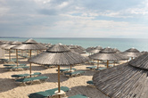 Пляжи на Кассандре — песчаные, в отличие от большинства критских, галечных. А вот критский стиль в отелях Халкидики встречается довольно часто: Крит — флагман в туризме Греции.
