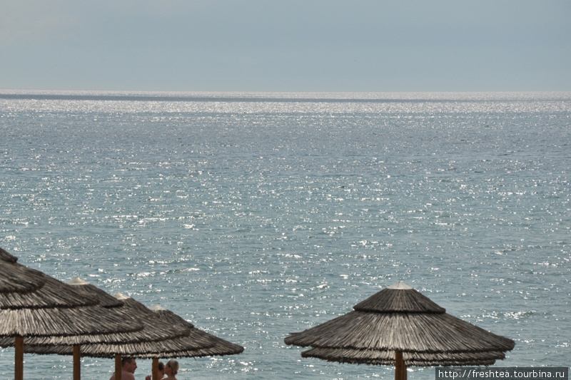 Полуденное море — особой красоты картина: серебристо-слюдяные искры на воде до самого горизонта. Центральная Греция, Греция