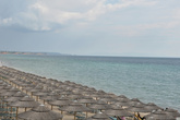 С начала мая все готово к приему гостей: от серебристых зонтов на пляже до моря нежнейших оттенков синего и бирюзового.