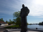 Памятник графу, генерал-адмиралу Ф.М. Апраксину.