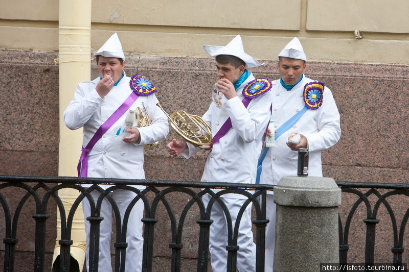 Бедные оркестранты  — перекусить негде. Санкт-Петербург, Россия
