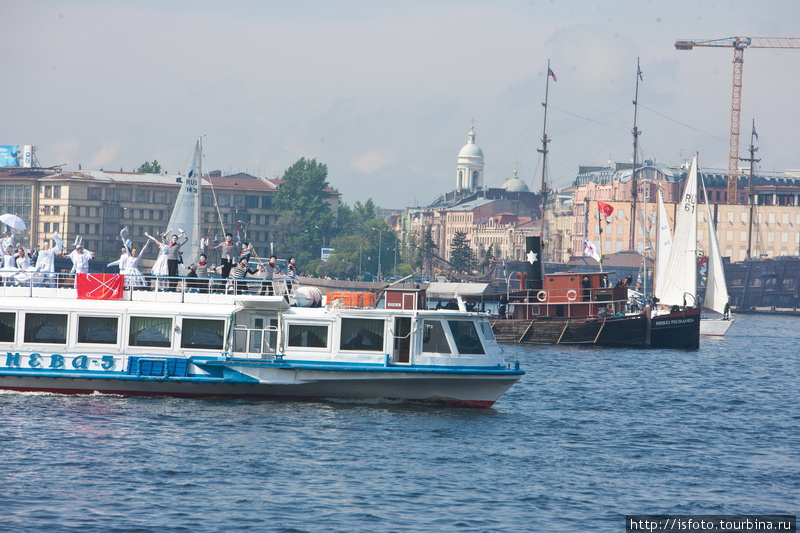 Специально обученные аниматоры развлекали не горожан, а команды пароходов, кружа вокруг них на катере. Санкт-Петербург, Россия