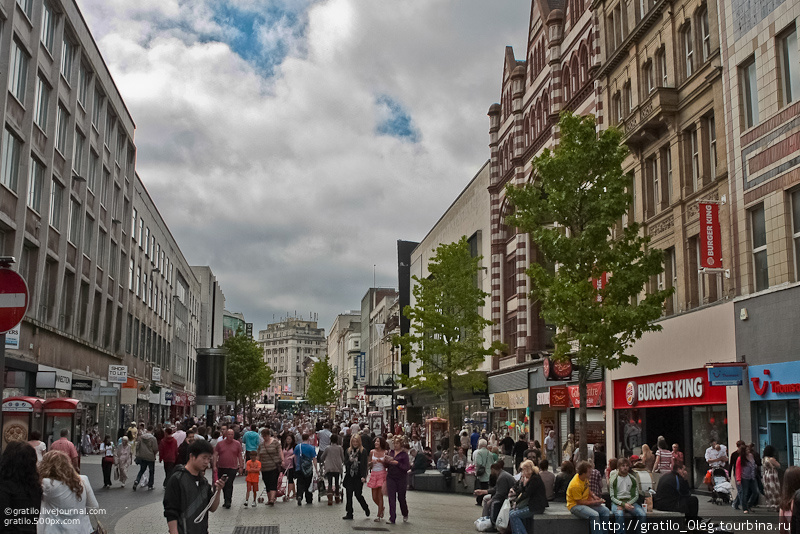 центральные улицы почти все прямые и переполненные людьми Ливерпуль, Великобритания