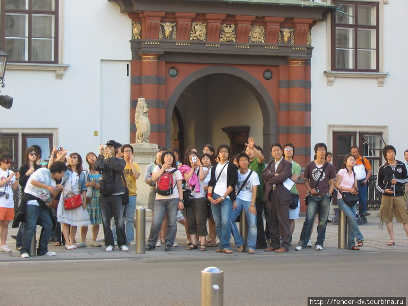 Японские туристы в Хофбурге — достопримечательность сама по себе Вена, Австрия