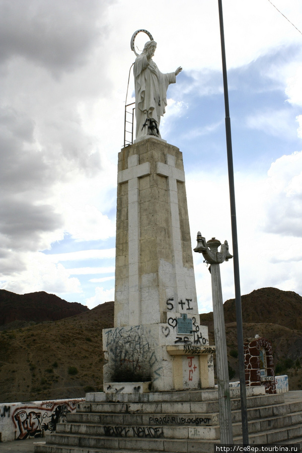 А эта статуя возвышается над всем городом Туписа, Боливия