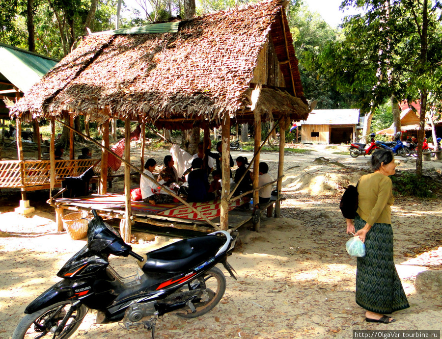 Для отдыхающих построены навесы, где камбоджийцы культурно проводят свой выходной за беседами и воскресной трапезой Провинция Сиемреап, Камбоджа