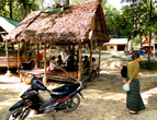 Для отдыхающих построены навесы, где камбоджийцы культурно проводят свой выходной за беседами и воскресной трапезой