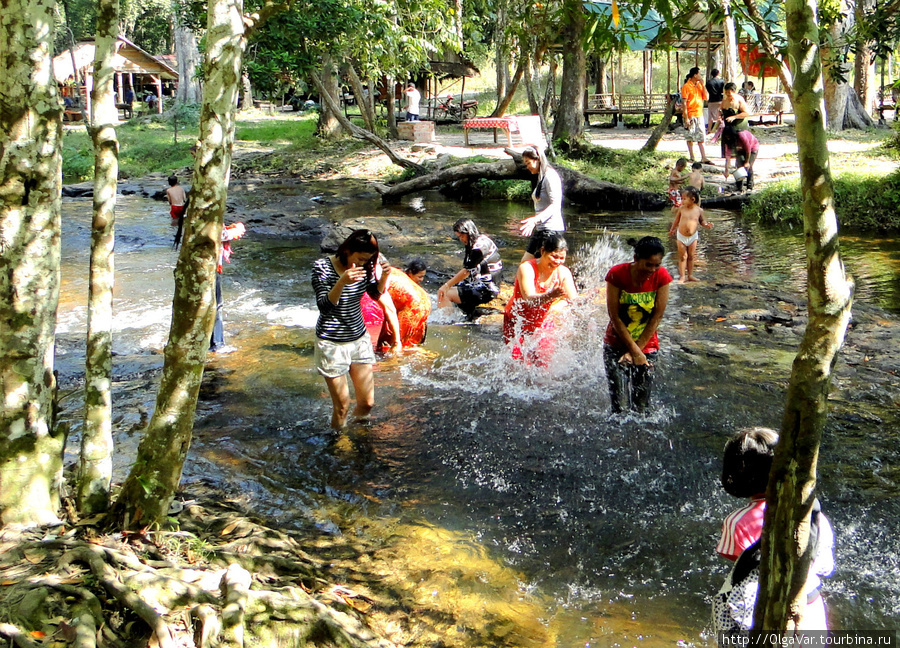 Речушка, протекающая здесь, не глубокая, и можно только плескаться, обливая друг друга водой, что и делают с удовольствием отдыхающие Провинция Сиемреап, Камбоджа