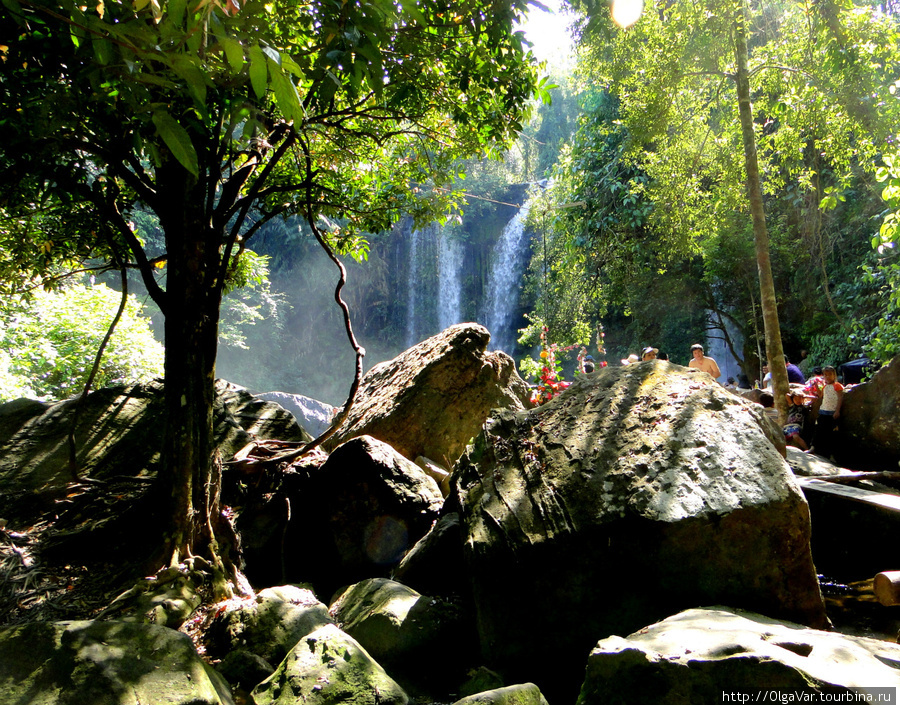 На нижней площадке, где грохочут воды второго водопада,  встречает нагромождение огромных камней, затрудняющих проход к водопаду Провинция Сиемреап, Камбоджа
