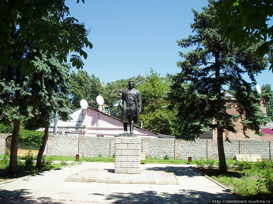 Памятник С.Кирову, довольно скромный Моздок, Россия