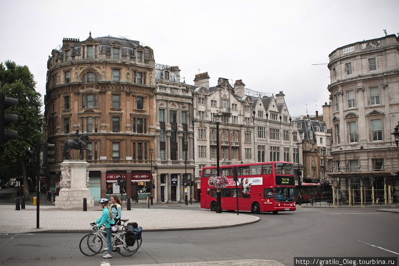 за автобусом дорога уходит к Темзе по Whitehall st. Велосипедисты едут на Trafalgar Square. Лондон, Великобритания