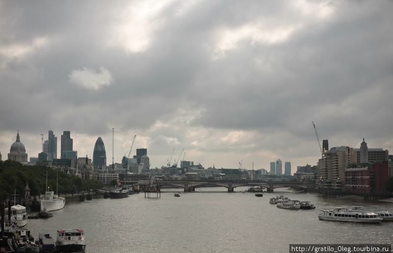 City of London — бизнес-центр слева на фотографии. Узнаваемое здание — огурец или сигара Лондон, Великобритания