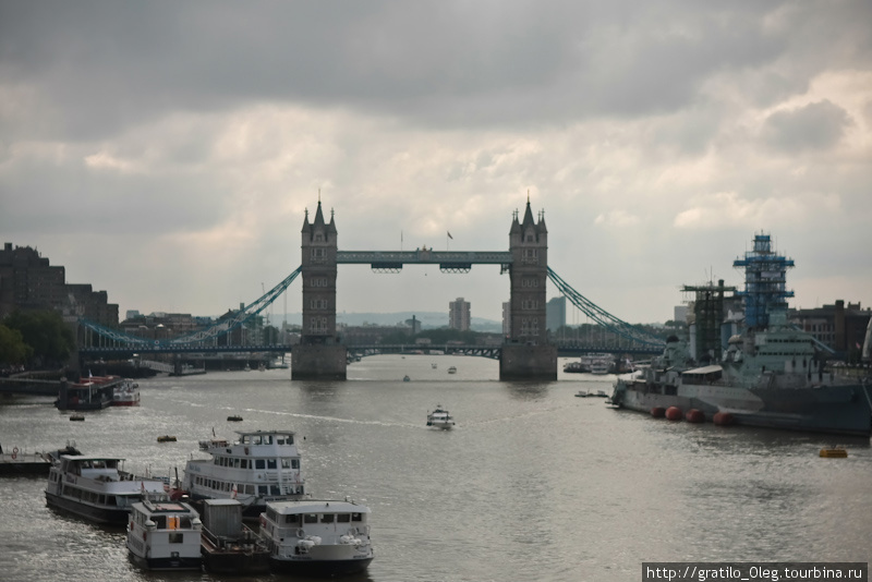 Тауэрский мост — самый популярный и узнаваемый в Лондоне. Можно пойти на экскурсию внутрь, подняться наверх и спуститься вниз к двигателям, которые поднимают мост. Лондон, Великобритания