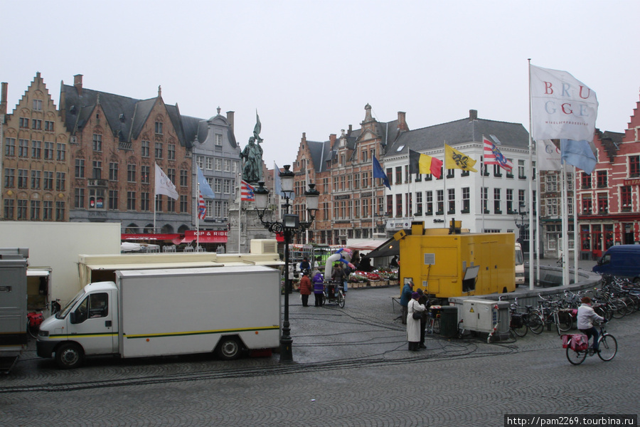 центральная рыночная площадь с действующим рынком Брюгге, Бельгия