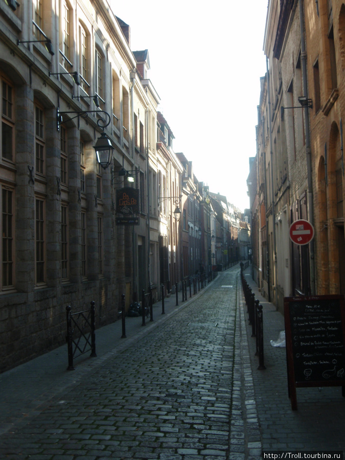 Узкая извилистая боковая улица Рубэ, Франция