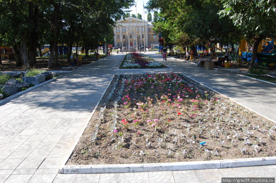 Сквер на площади Дружбы народов Саратов, Россия