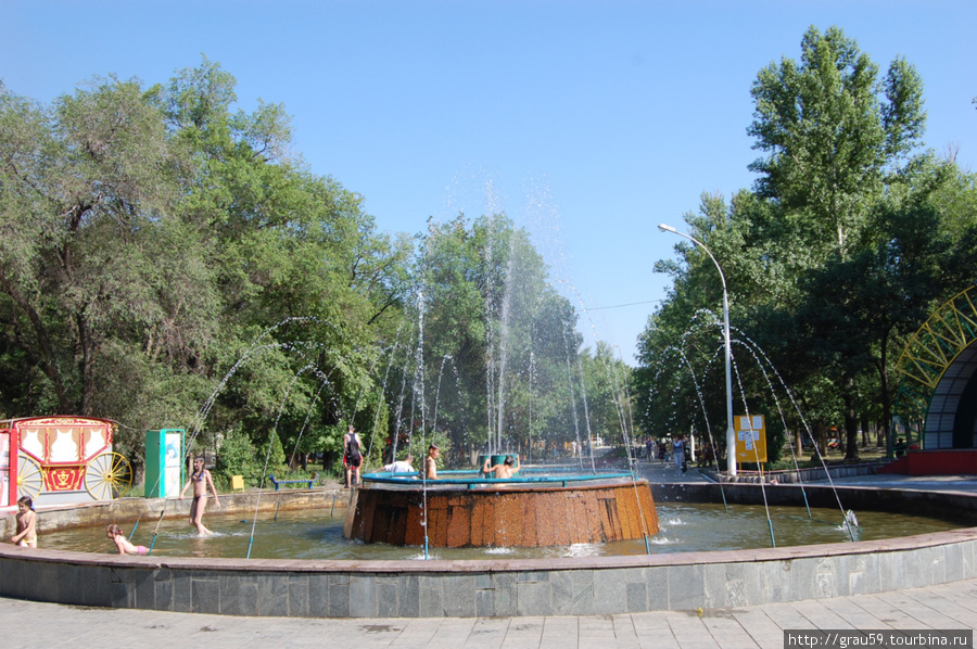 Сквер на площади Дружбы народов Саратов, Россия