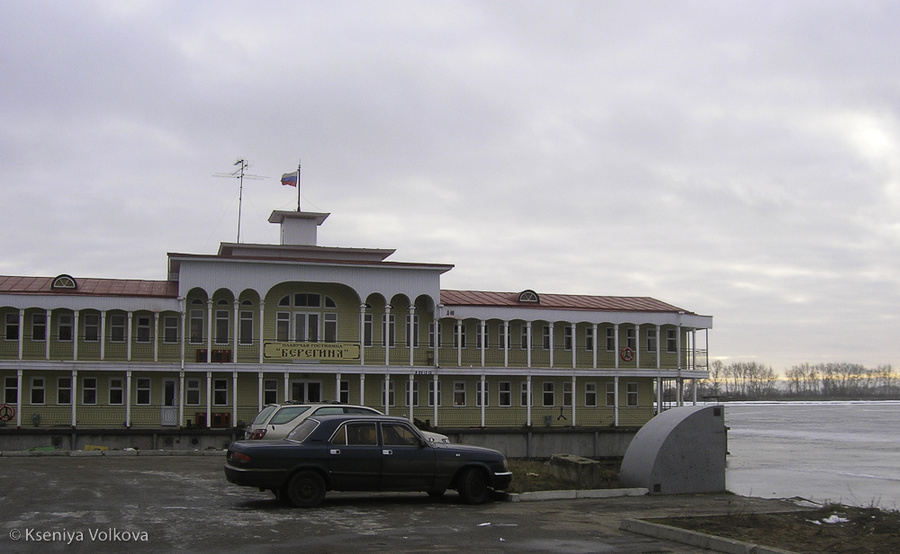 Гостиница-дебаркадер на берегу Волги, часто становится пристанищем кайтеров зимой Городец, Россия