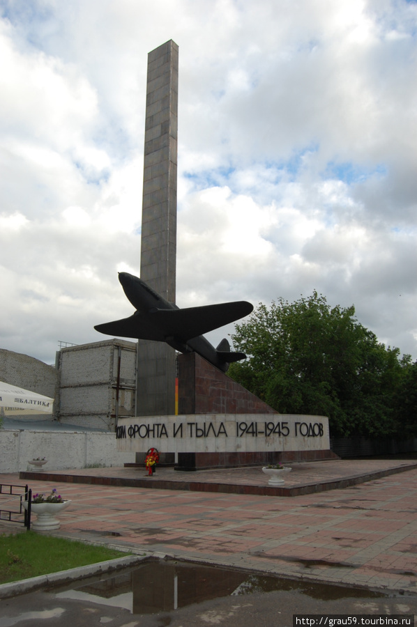 Памятник самолету Як-3 Саратов, Россия