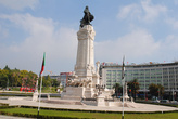 Памятник Маркусу Помбалу — самый характерный лиссабонский памятник. Тут и белый мрамор, и статую в десяток метров высотой, и национальные флаги, и лепнина.