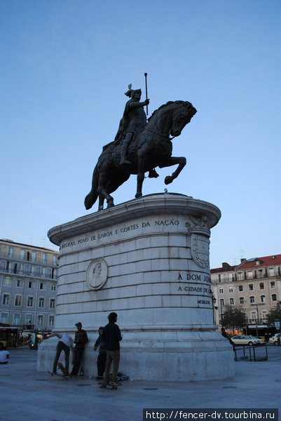 Вариантов изображения исторических деятелей ровно два: стоя и гордо глядя вперед, и верхом на рвущимся вперед коне. Лиссабон, Португалия
