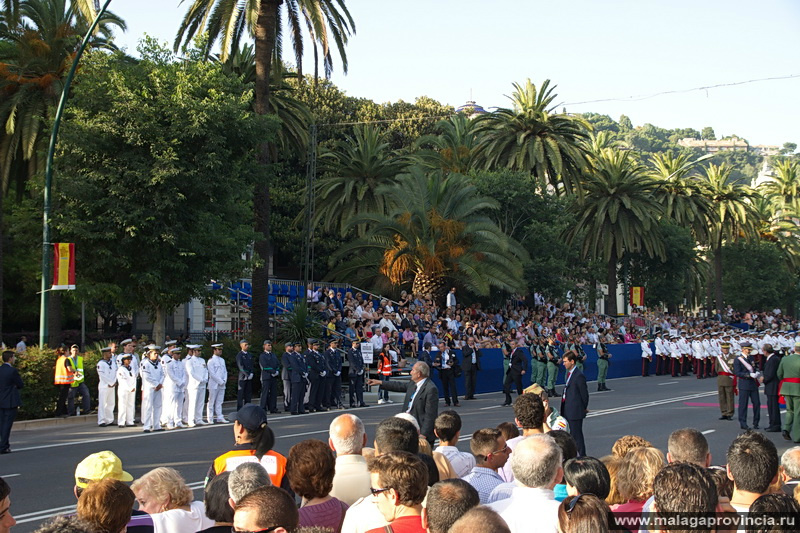 Церемония присяги у государственного флага. 400 штатских персон в возрасте от 18 до 91 клялись на верность Малага, Испания
