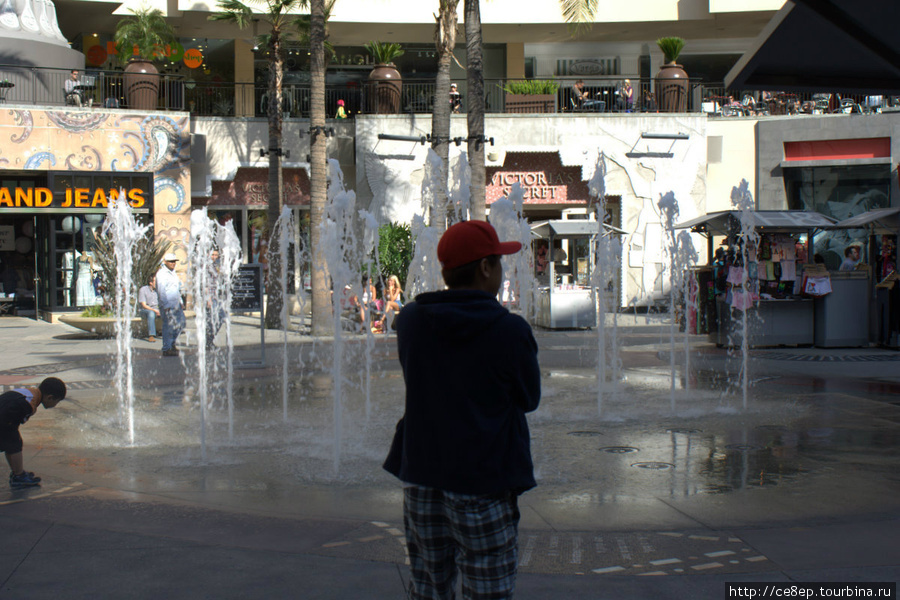 В одном есть фонтан а-ля шутиха — надо пробежать пока вода не усилилась и не залила вас Лос-Анжелес, CША