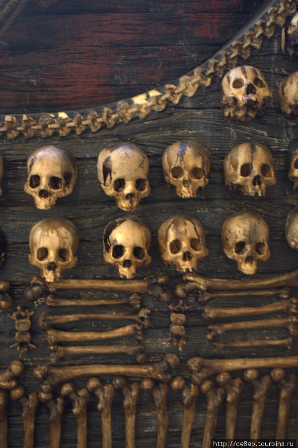 Реклама Пиратов Карибского моря привлекает костями и черпами, все выпуклое, прям настоящее. Лос-Анжелес, CША