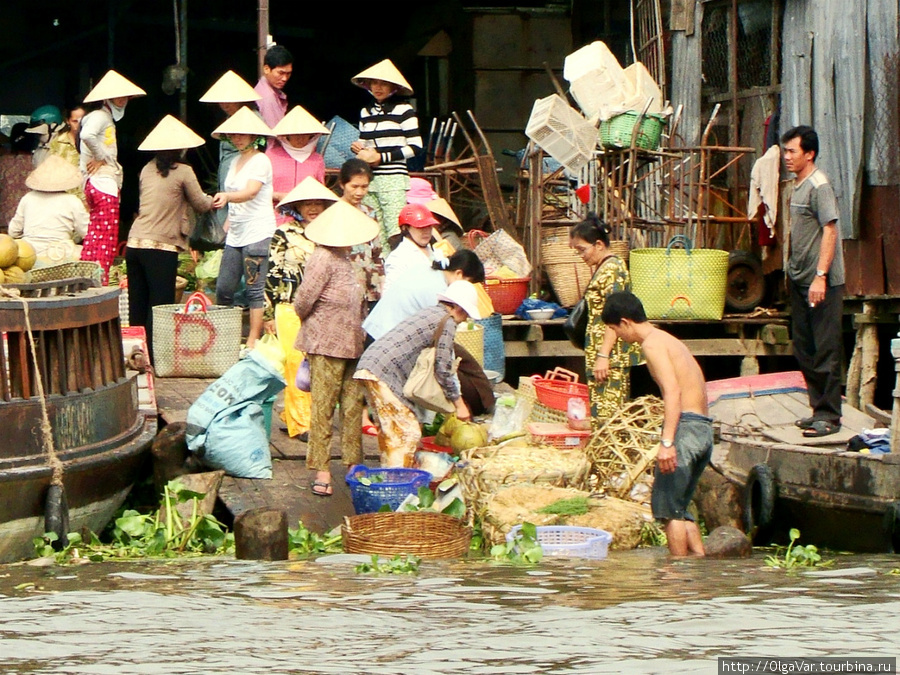 Преимуществ жизни на воде много. Например, в магазин можно не ходить, магазин сам к вам приплывет.. Кантхо, Вьетнам