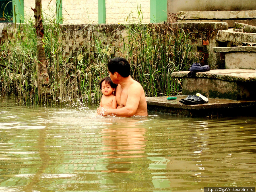 А вода-то холодная... Кантхо, Вьетнам