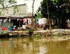 Некоторые защищают свои дома со стороны реки мешками в случае наводнения
