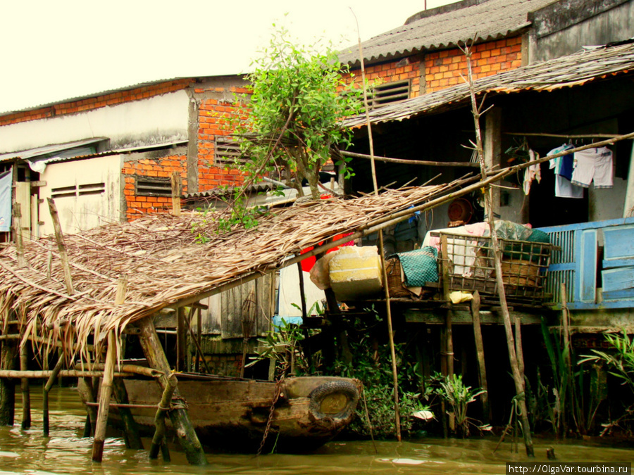 Своеобразный гараж. Машины ни к чему, разумеется, зато без лодки — никак Кантхо, Вьетнам