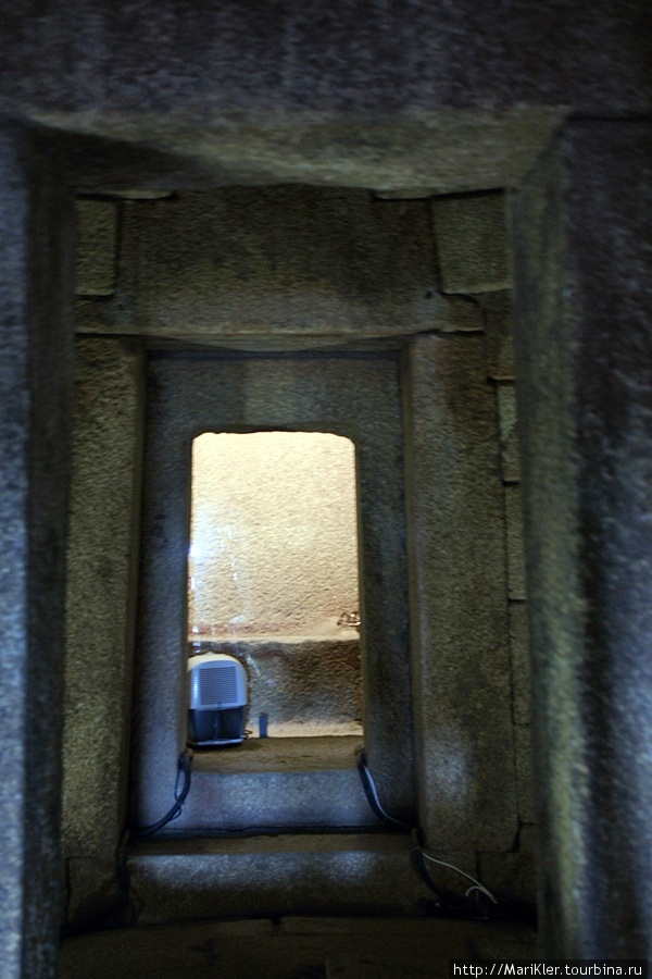 Коридор в гробницу(около 15 м.) Казанлык, Болгария