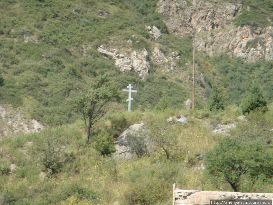 крест поставлен в память о погибших 7 июля 1963 года, когда  селевой поток из верховьев реки Иссык (гора Жарсай) разрушил естественную плотину в западной части, опустошив водоём Иссык озеро, Казахстан